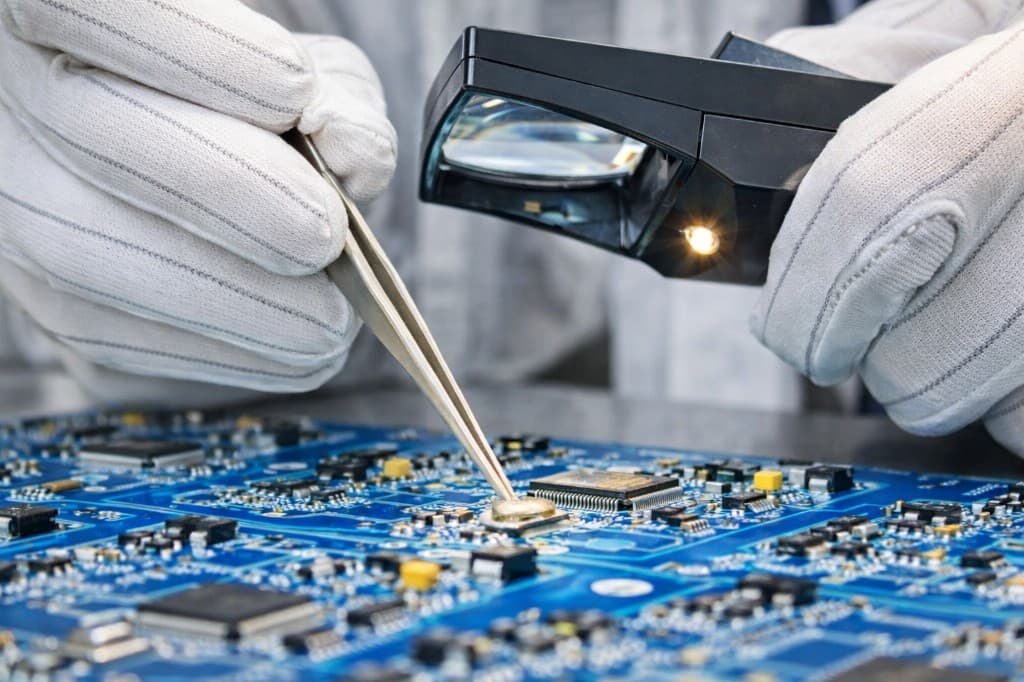 PCB inceleme ve üretim fotoğrafı